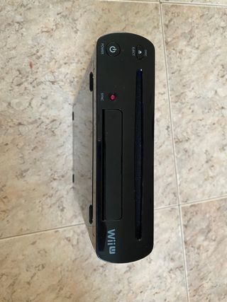 Nintendo Wii U con gamepad y mando a distancia.