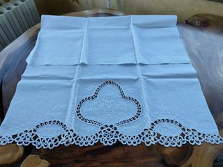 Lenzuolino bianco da culla ricamato a mano