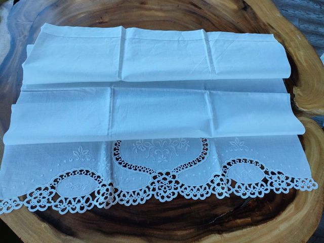 Lenzuolino bianco da culla ricamato a mano
