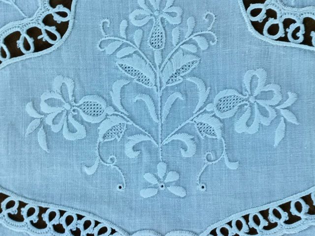 Lenzuolino bianco da culla ricamato a mano