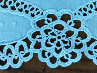 Lenzuolino bianco da culla ricamato a mano