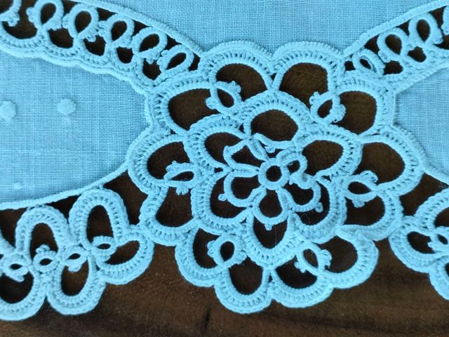 Lenzuolino bianco da culla ricamato a mano