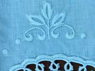 Lenzuolino bianco da culla ricamato a mano