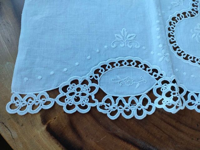 Lenzuolino bianco da culla ricamato a mano