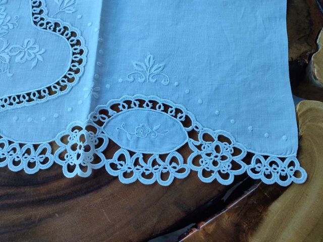 Lenzuolino bianco da culla ricamato a mano