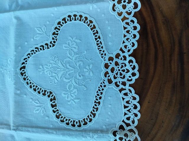 Lenzuolino bianco da culla ricamato a mano