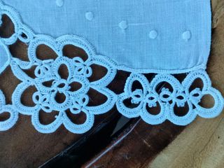 Lenzuolino bianco da culla ricamato a mano