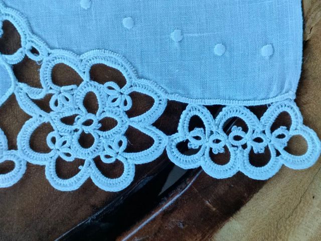 Lenzuolino bianco da culla ricamato a mano