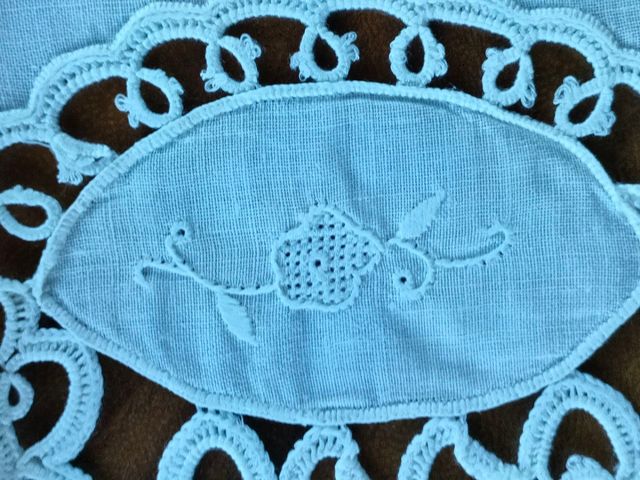 Lenzuolino bianco da culla ricamato a mano