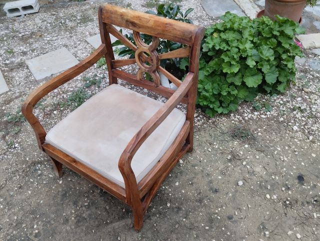 Sillón de madera tropical