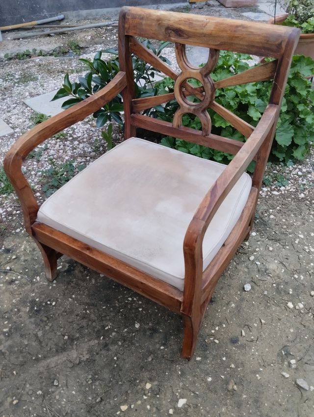 Sillón de madera tropical