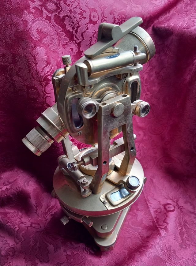 TEODOLITO EN BRONCE TOPOGRAFO