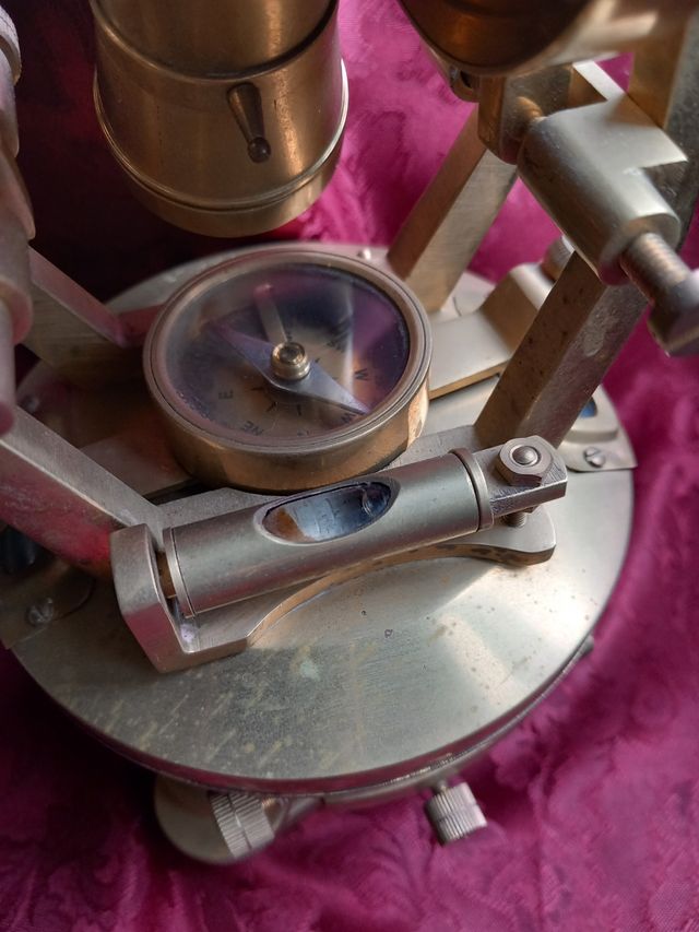 TEODOLITO EN BRONCE TOPOGRAFO