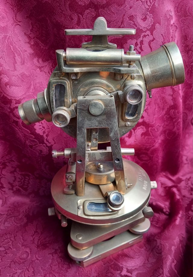 TEODOLITO EN BRONCE TOPOGRAFO