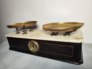 Báscula de farmacia antigua