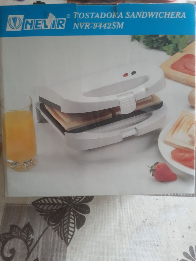 Sandwichera Nevir 650 w bajo