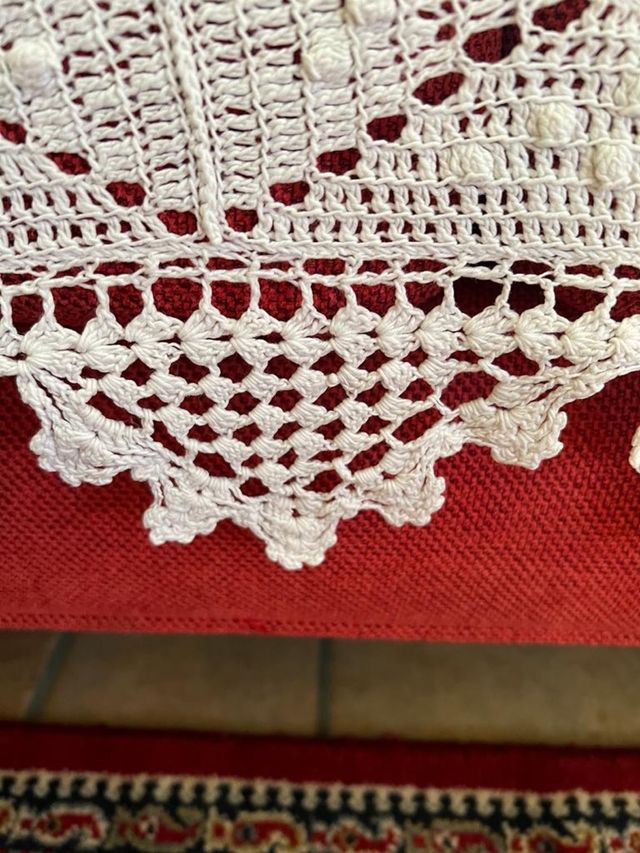 centro ricamato a mano