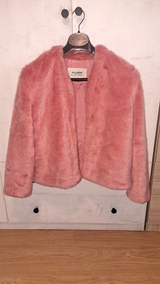 Chaqueta de pelo rosa Pull&Bear Talla M