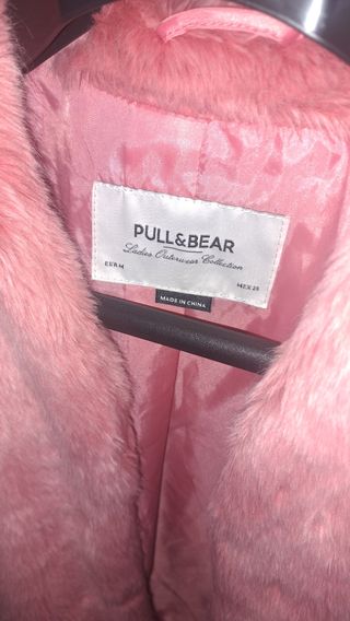 Chaqueta de pelo rosa Pull&Bear Talla M