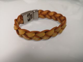 Pulsera de cuero trenzada hecha a mano con cierre