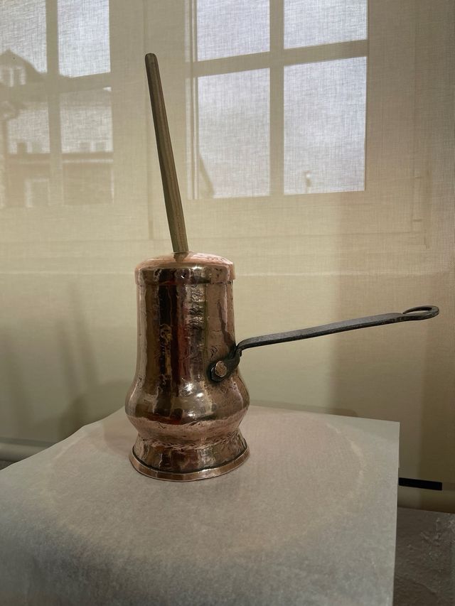 Chocolatera de cobre del siglo XVIII