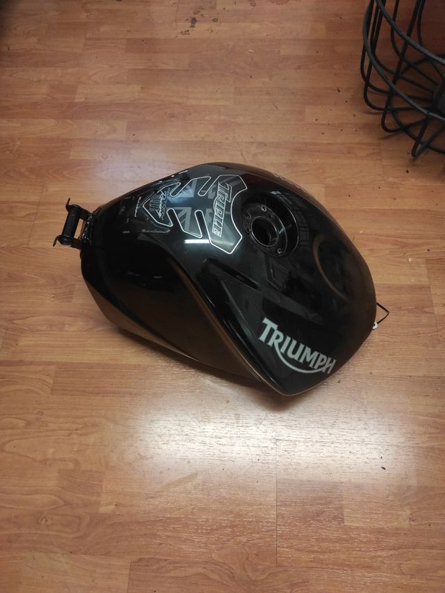 Depósito Triumph street triple