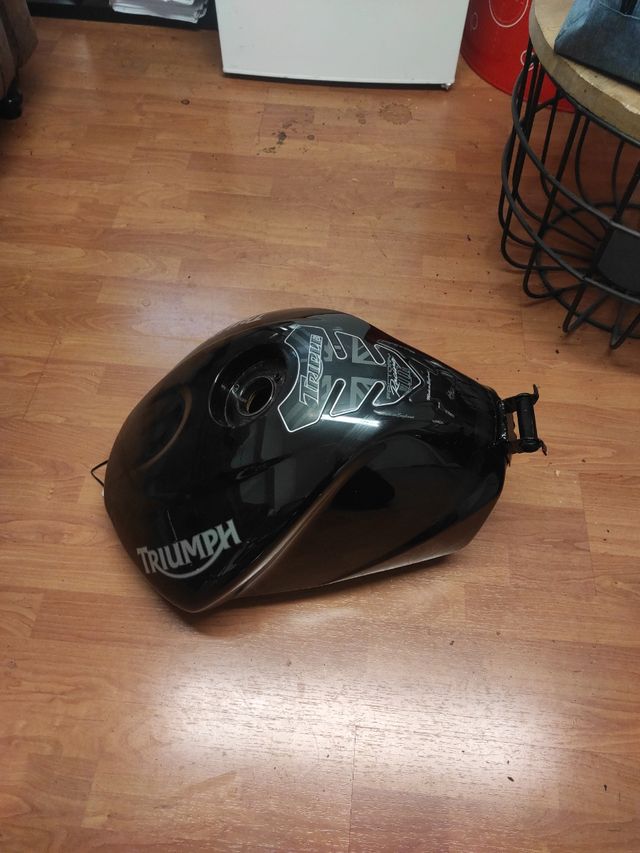 Depósito Triumph street triple