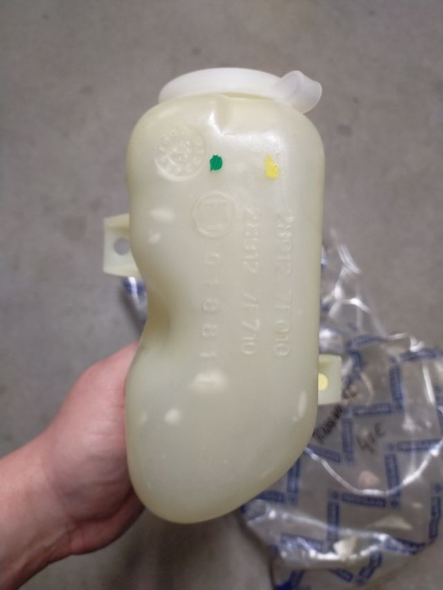 Depósito agua limpias Nissan Terrano 2