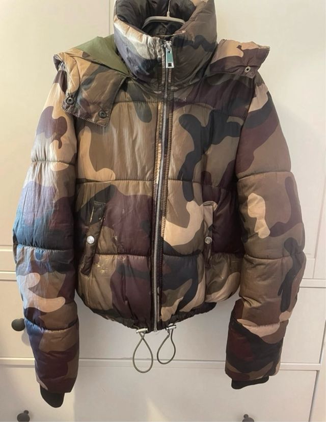 Plumífero con estampado militar de Bershka