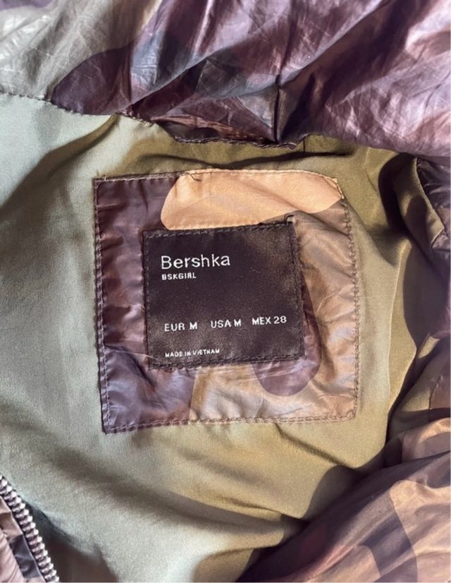 Plumífero con estampado militar de Bershka
