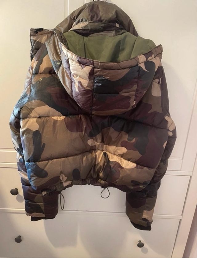 Plumífero con estampado militar de Bershka