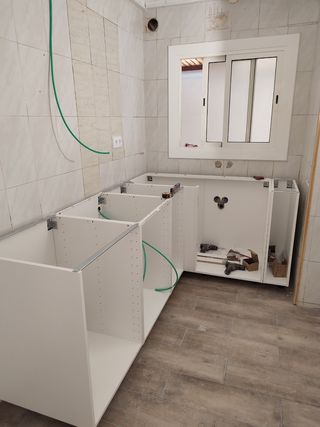 Instalador de Mamparas y montador de muebles 