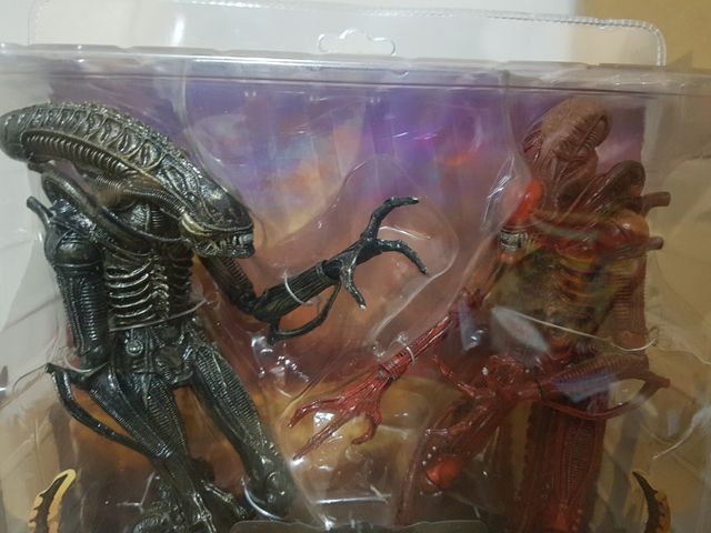 Alien NECA Genocide 2 pack Red & Black ALIENS