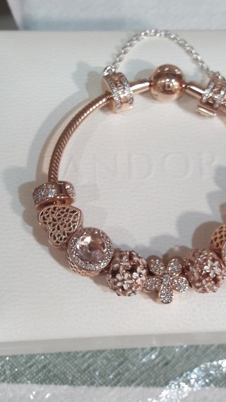 Pulsera Pandora oro rosse  con charms.Oferta