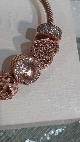Pulsera Pandora oro rosse  con charms.Oferta