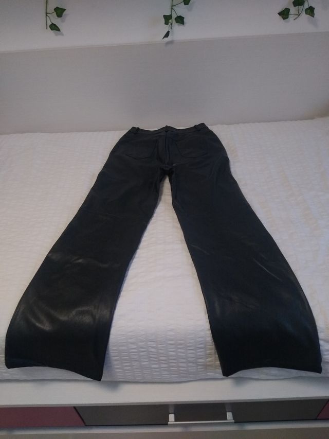 Pantalón ancho efecto piel