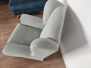 Sillón orejero color verde turquesa