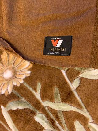 Colcha de invierno marron con flores , cama 1,35