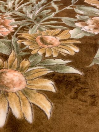 Colcha de invierno marron con flores , cama 1,35