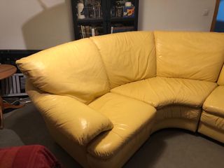 sofá de piel amarillo