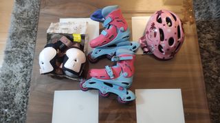 PATINES , RODILLERAS Y CASCO 