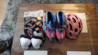 PATINES , RODILLERAS Y CASCO 