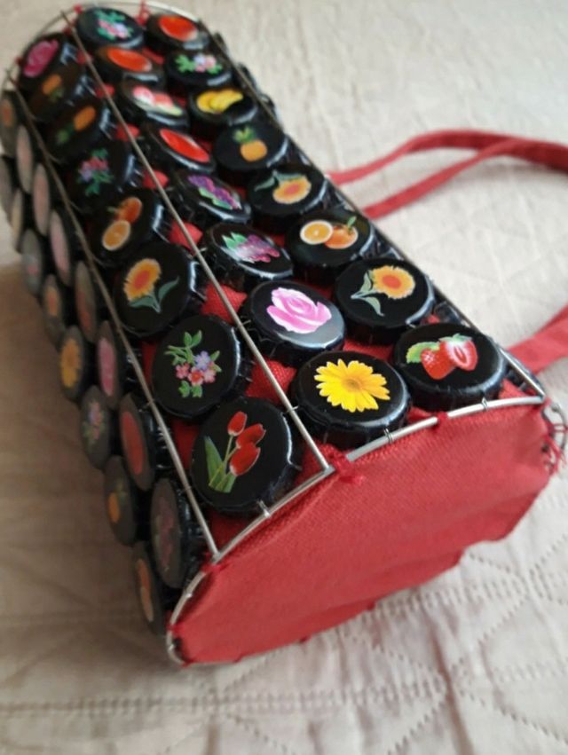 Borsa decorata con tappi