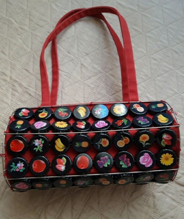 Borsa decorata con tappi