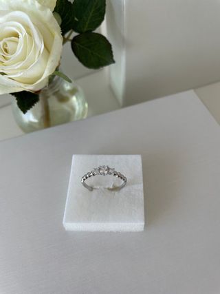 Anillo oro blanco 750 mm. circonitas