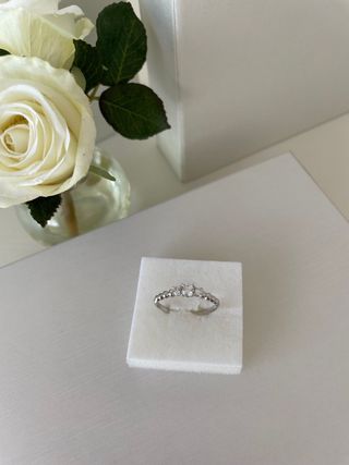 Anillo oro blanco 750 mm. circonitas