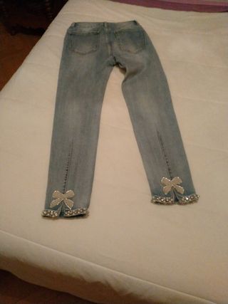 Pantalon vaquero elastico con pedrería en bajos