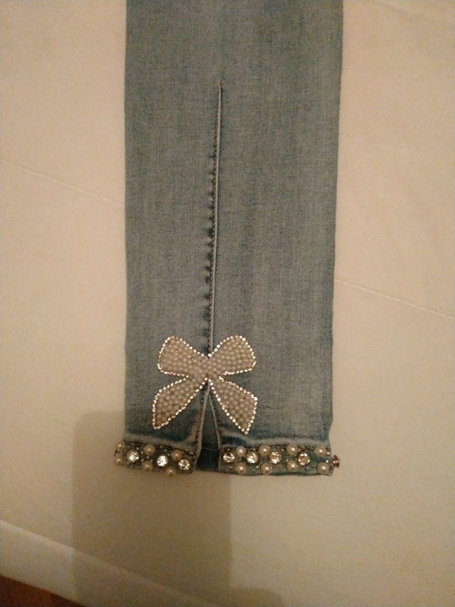 Pantalon vaquero elastico con pedrería en bajos