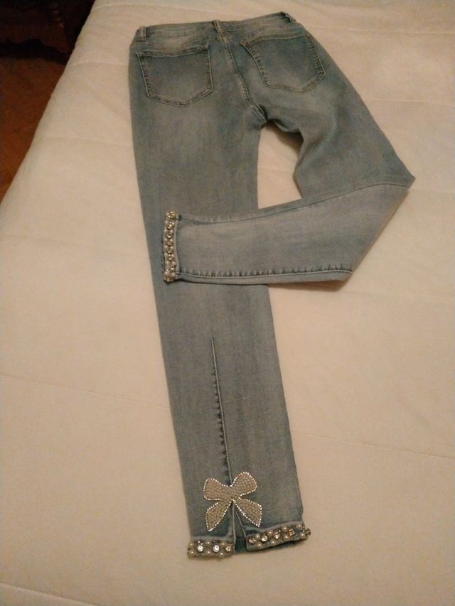 Pantalon vaquero elastico con pedrería en bajos
