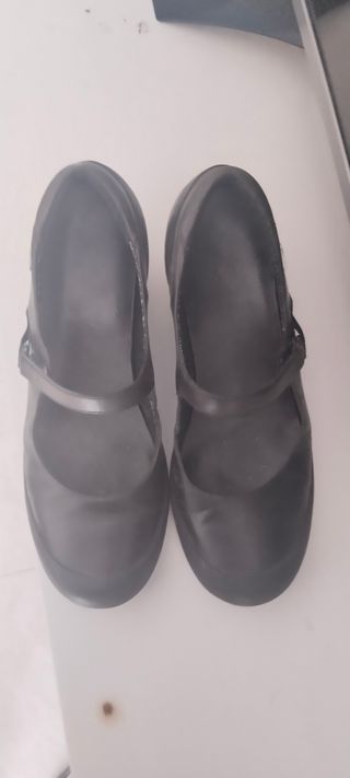 Preciosos zapatos de piel color negro Camper